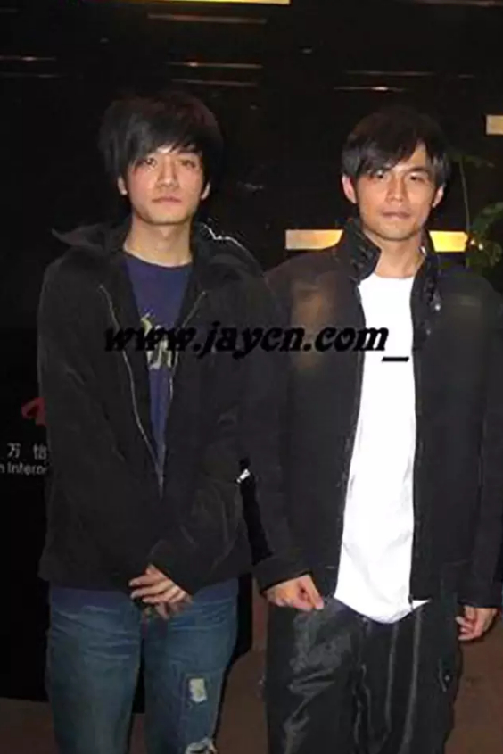 2005年吴萌与周杰伦在北京演唱会庆功宴上留影
