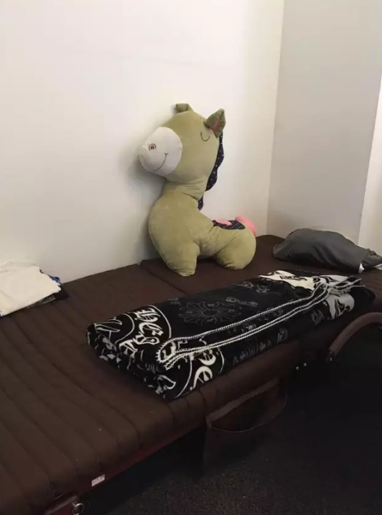吴萌办公室的行军床