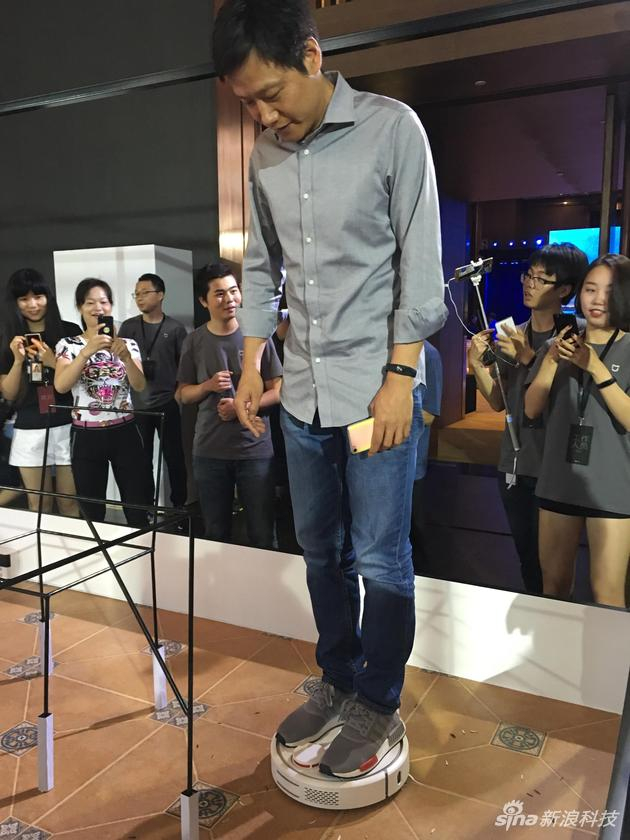 小米科技创始人雷军会后测试扫地机器人