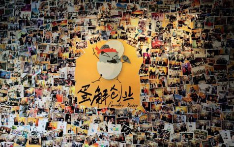 贴满照片的墙面