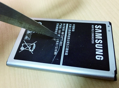 用利器轻戳几下，手机电池表面就出现了发热现象 摄/记者 张群琛