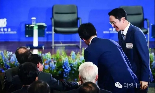 题图：右一为李在镕