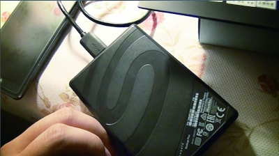 查获存储淫秽视频的移动硬盘