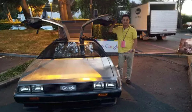 薛荣升 2013 年在总部参观无人驾驶汽车。