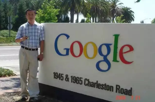 张岩在谷歌总部轮岗学习时的留影。