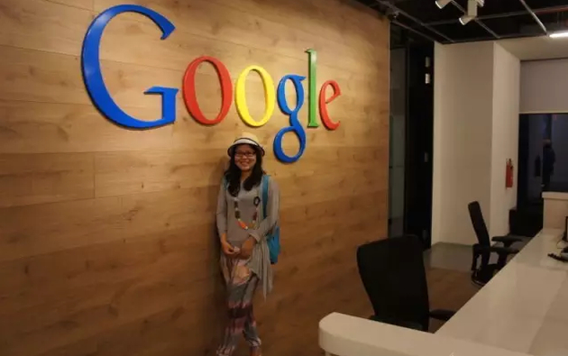 杨喻荔 2012 年出差到新加坡，在谷歌新加坡办公室前的留影。