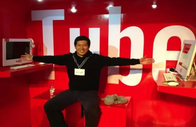 2012 年谷歌在 789 举办业务展览，殷剑波与 Youtube 展位合照。