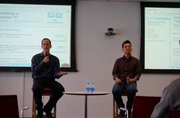 郄小虎与谷歌明星工程师 Jeff Dean 在办公室做 Panel。