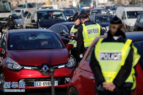早在5日，巴黎警察局宣布采取单双号限行