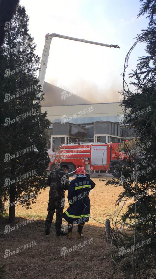 现场参与灭火的消防官兵还在向着火区域洒水，排查余火。