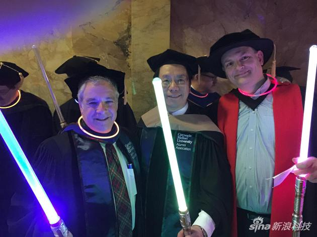 　　2015年，创新工场CEO李开复获得卡内基·梅隆大学授予荣誉博士毕业前，与安德鲁·摩尔（右一）的合影。