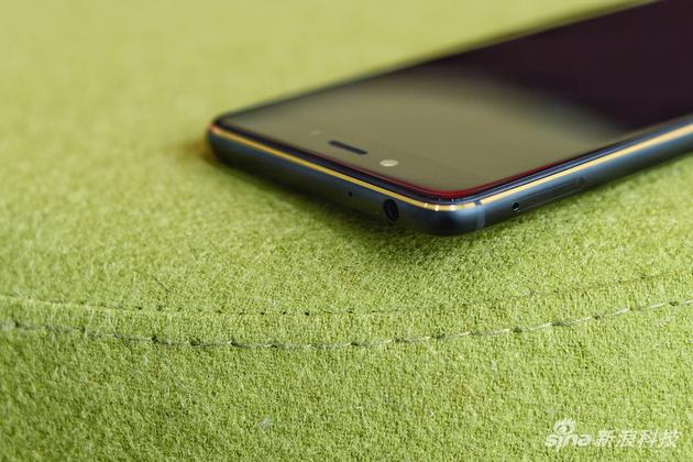 中框切割处为金色