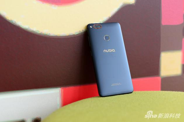 Z17mini背部配有指纹、双摄