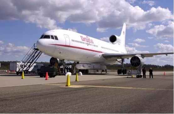 发射前，飞马座火箭被固定在飞机腹部，当飞机到达12000米高度的预定发射空域后，会把火箭从机体上释放。