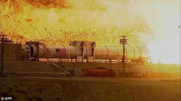 　　图为正在接受测试的“太空发射系统”。这是NASA最强大的运载火箭，将携带“猎户号飞船”发射升空。