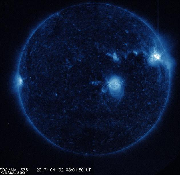 　　2017年4月初，太阳出现了3次强烈的辐射爆发，导致世界许多地区出现了无线电中断。NASA近日发布了太阳动力学天文台拍摄的一组图片，展示了这三次太阳耀斑事件发生时的情形