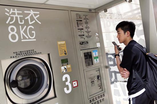 　　市民对共享洗衣机持有观望态度，在记者采访的半小时内，商场内人来人往，但并没有人使用该机器。