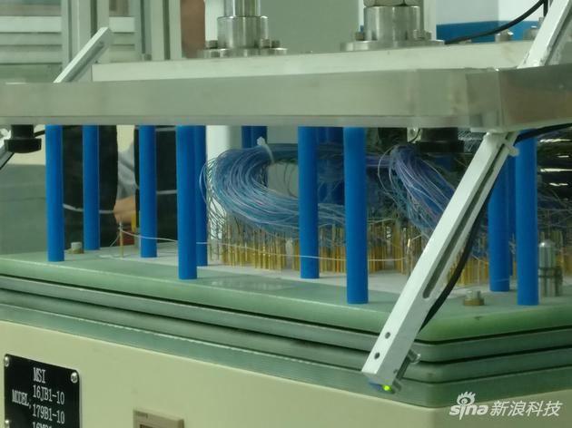 焊接好的板子要经过检测，检测方法就是通过这些密密麻麻的连接线