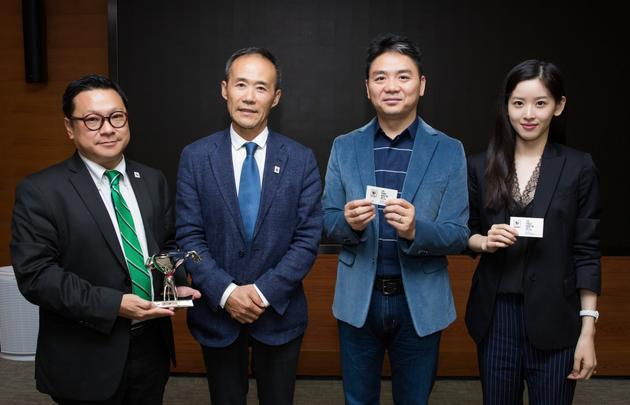 　　世界自然基金会中国总干事卢思聘（左一）、世界自然基金会中国执行理事长王石（左二）、京东集团董事局主席兼首席执行官刘强东（右二）、京东公益基金会荣誉理事长章泽天（右一）共同出席了合作仪式