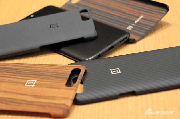 3.5毫米耳机口以及Type-C充电口