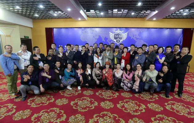 拍照时左手搭右肩。图/CFP