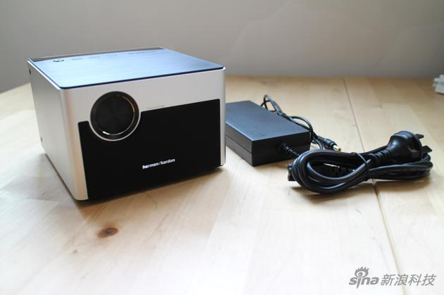 极米 Z5主机与电源