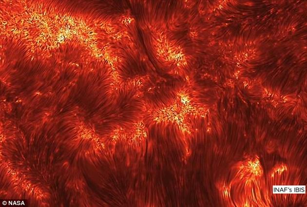 　　太阳表面有众多针状喷射结构，瞬间便可形成数百万之多，喷射速度达每秒钟60英里（约合72公里），喷射距离往往长达6000英里（约合7200公里）。近日，科学家终于弄清了这些喷射物的来源。