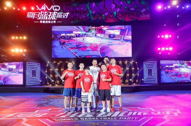 与六位选手合影