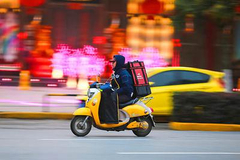 多地出台外卖快递员交规 西安一年5次违规将不得从业