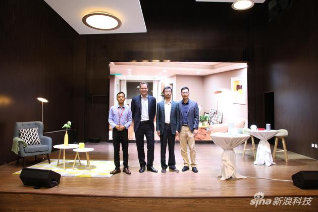 　　从左到右依次是：北京灵隆科技副总裁方律、飞利浦照明全球首席策略及营销官卞伟廉Bill Bien、北京灵隆科技首席执行官魏强博士及飞利浦照明副总裁、大中华区市场部总经理沈晓晖