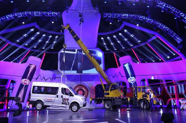 魔术贴吊起商用车