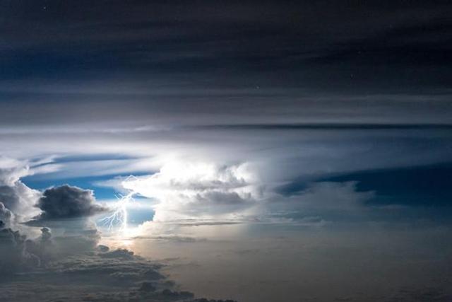 飞行员高空拍摄雷暴震撼景象