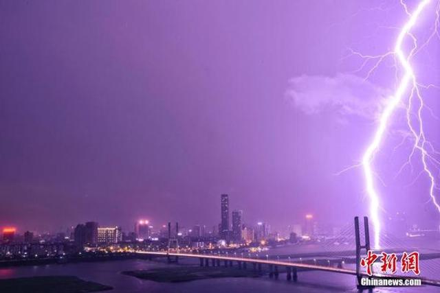 南昌突降暴雨闪电飞舞