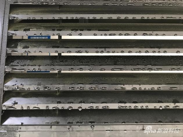 空调排风栅栏上出现水珠