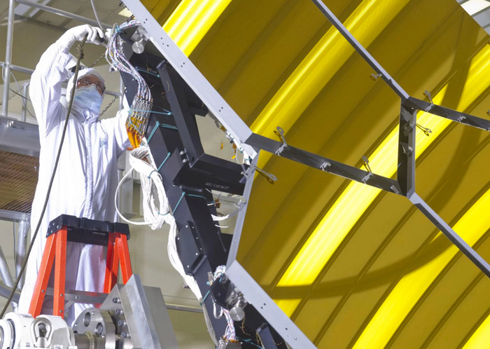 　　2011年，一名工程师正在美国宇航局马歇尔空间飞行中心对即将接受超低温测试的詹姆斯·韦伯空间望远镜巨大的镜面进行检查