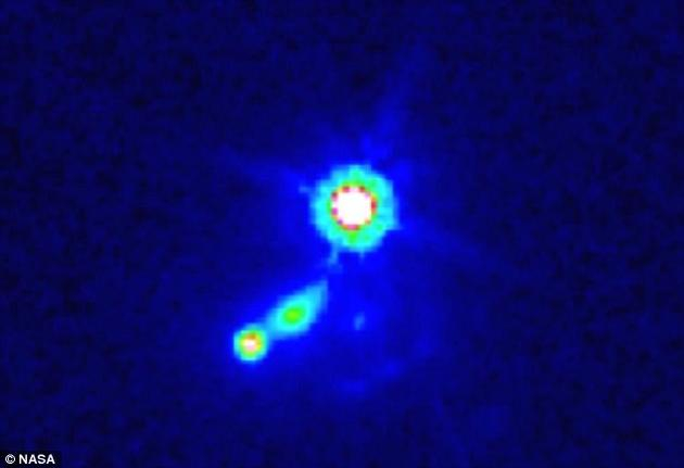 　　这张哈勃太空望远镜拍摄的图像显示了三个物体，最明亮的两个物体（右上和左下）是来自同一个遥远类星体的透镜图像；两个透镜图像之间较暗的物体则是探测到磁场的星系。