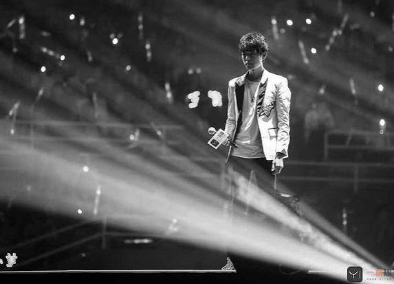 木头在工体舞台上