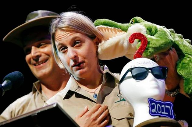 　　马修·洛克罗夫（左）和南希·格里尔在接受搞笑诺贝尔奖颁奖之后致辞。他们的实验揭示了与活鳄鱼接触如何影响一个人的赌博意愿。