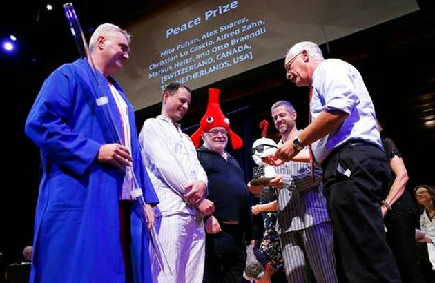 　　诺贝尔奖得主奥利弗·哈特（Oliver Hart）为几位研究者颁奖，他们从左到右分别是亚历克斯·苏亚雷斯（Alex Suarez）、克里斯蒂安·洛·卡斯西奥（Christian Lo Cascio）、马库斯·海茨（Markus Heitz）和米洛·普汉。该团队的研究发现，演奏迪吉里杜管能有效缓解打鼾。