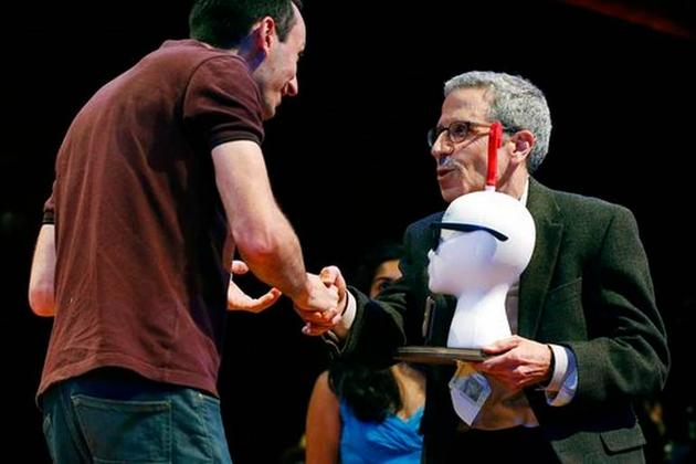 　　诺贝尔奖得主埃里克·马斯金（Eric Maskin）为马克-安托万·法丹（Marc-Antoine Fardin，左）颁奖，后者因研究猫能否同时处于固体和液体状态而获得搞笑诺贝尔奖。