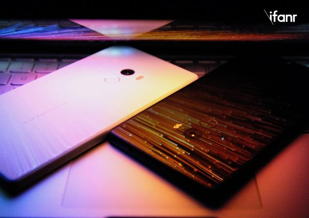 （陶瓷机身的小米 MIX）