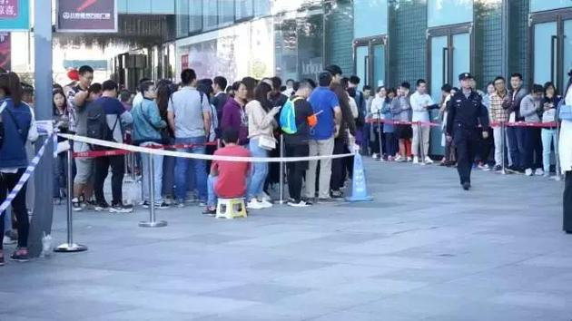 9月28日，北京，人们在酷骑单车总部排队退押金。@视觉中国