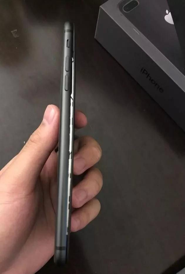 这是全球第一起iPhone8系列手机爆裂事件。
