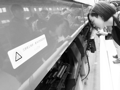 ▲S1线的磁浮列车依靠电磁力悬浮在特制的轨道上