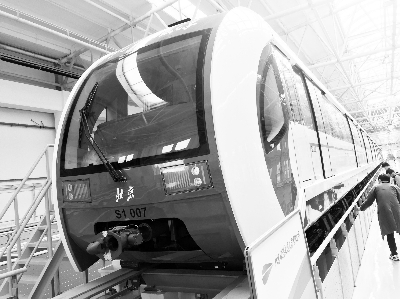 ▲磁浮列车司机室侧窗的两块大玻璃采取曲面设计，富有张力