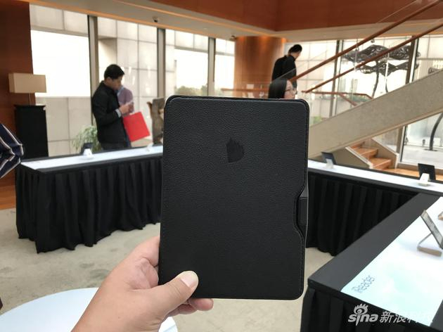 掌阅还开发了新品保护套，新增物理按键。