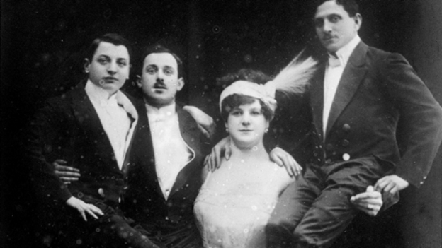 凯蒂·桑德威那是一位“女大力士”，她能一次举起3位男子。