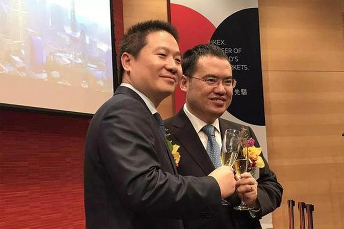 图：吴文辉在香港交易所庆祝上市