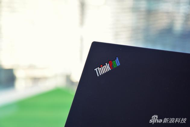 字母“i”上方的红色小点实际上是一个LED灯