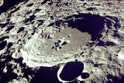 　　如果我们必须要离开地球，月球似乎是一个可行的定居地点。我们能够在月球表面采集火箭燃料，并且运输速度更快。月球远古熔岩流管道可为人类提供一个避难所，用于构建我们的殖民地，在这里我们将建立一个地球化环境，并且与超级太阳耀斑相隔离。